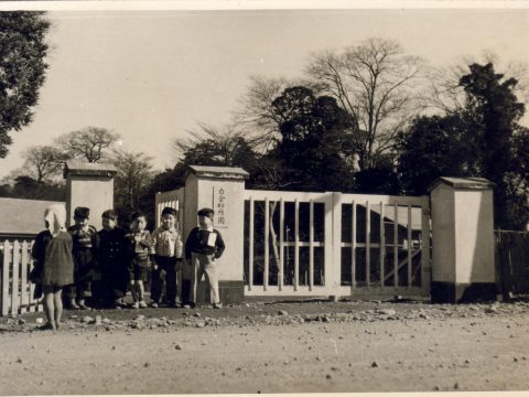 No.244 Showa era children lined up in front of a kindergarten