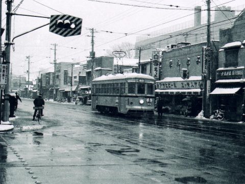 No.261 Toden Line 5 with snow on its roof
