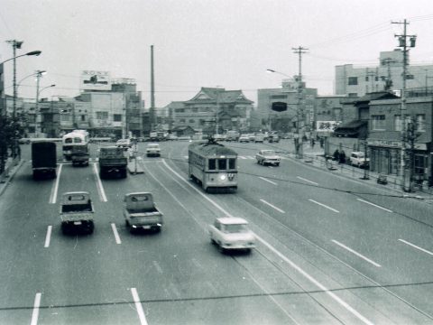 No.269 A Toden streetcar operating in Shirokane's Sarumachi neighborhood