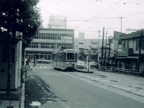 No.270 A streetcar at the Sengakuji stop, one month before the streetcars were discontinued (Toden Line 7)
