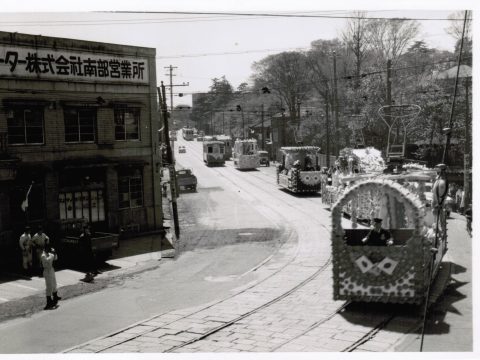 No.303 Streetcars decorated with flowers to commemorate the Crown Prince's wedding celebration (2)