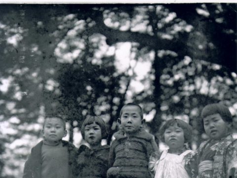 No.320 Mischievous kids and neighborhood playmates