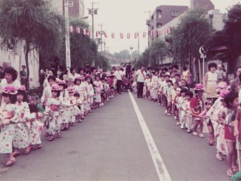 No.371 Children pulling a festival float