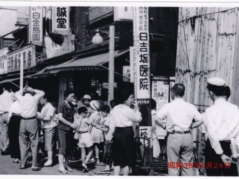 No.794 In front of the streetcar stop at Shirokanedai 2-chome, Minato City