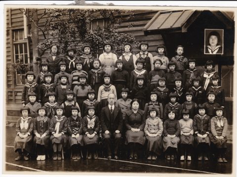 No.812 Commemorative photo for graduation from Tokyo Municipal Mita Ordinary Elementary School