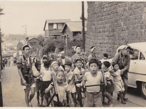 No.827 Carrying the mikoshi (portable shrine) with cries of "wasshoi!"