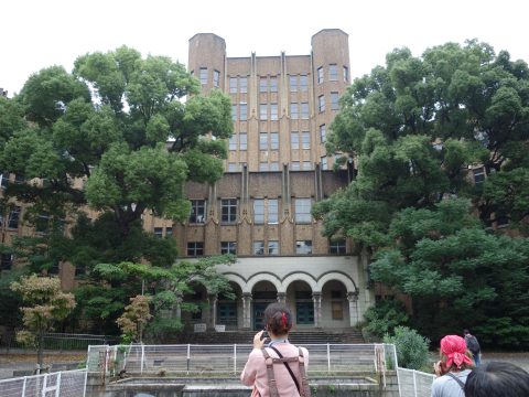 No.881 People photographing the former Institute of Public Health