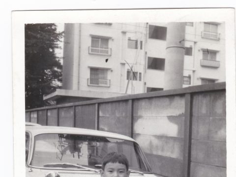 No.1097 Strike a pose in front of a foreign car