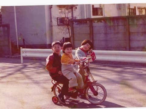 No.1099 Two riding on the T-bar handlebar bicycle they take pride in♪