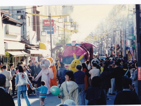 No.1135 Mascots also in the parade  / Marching through Nihonenoki Street, a pedestrian paradise