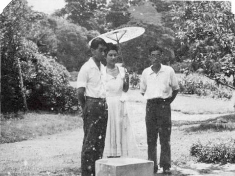 No.1150 Their Imperial Highnesses Prince and Princess Takamatsu Visit the Pool