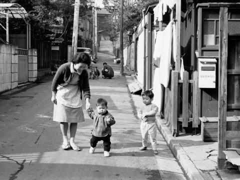 No.1167 My mother and her oldest son in front of our house, Shiba-Shirokane-Imazatocho